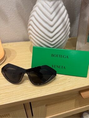 Bottega Veneta Black Faceted Cat-Eye Sunglasses